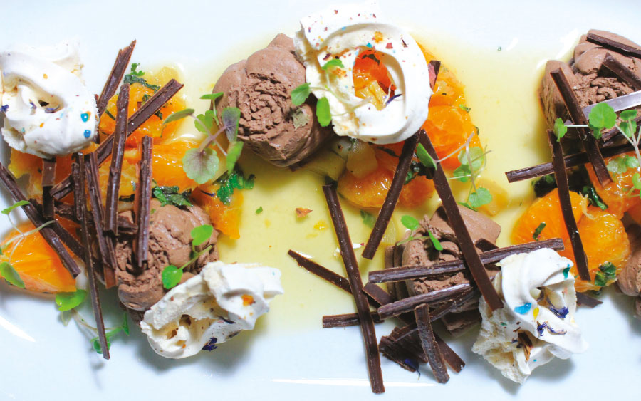 Mousse « Dark Chocolate » Salade de clémentines au gingembre et petites meringues