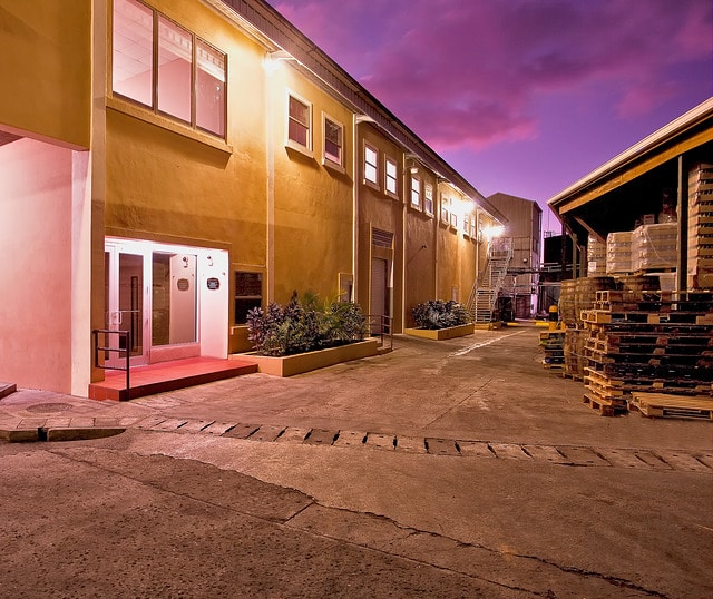 Les locaux de la distillerie à la tombée du jour - © Saint Lucia Distillers
