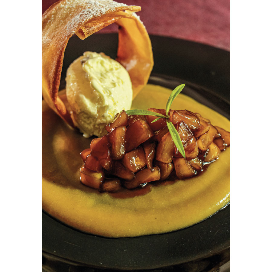 Pomme golden au caramel Crémeux de mangue Anneau de brick et glace rhum raisin