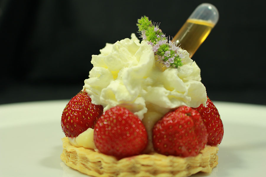 Tarte fine aux fraises, chantilly et crème au Bacardi 4 ans