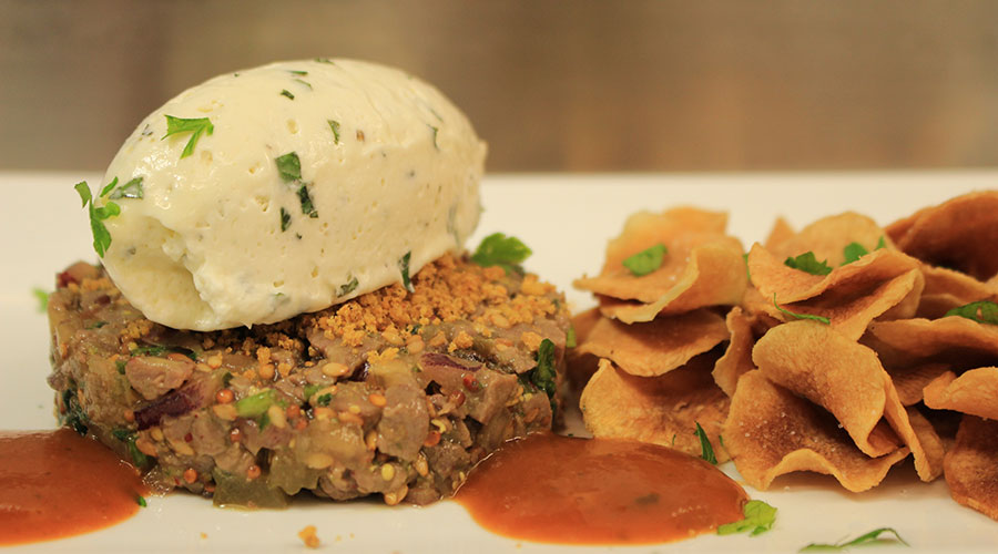 TARTARE DE MAGRET DE CANARD, CHIPS DE TOPINAMBOUR ET MOUSSE MOJITO X EMINENTE GRAN RESERVA N°2 TARTARE DE MAGRET DE CANARD, CHIPS DE TOPINAMBOUR ET MOUSSE MOJITO X EMINENTE GRAN RESERVA N°2